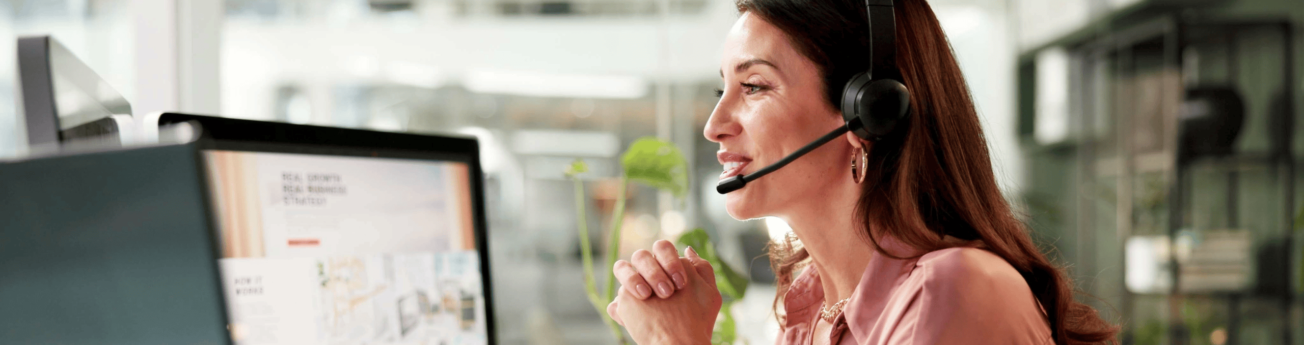 Foto di una donna del servizio clienti a telefono