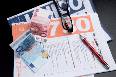 Immagine di contanti e di moduli 730