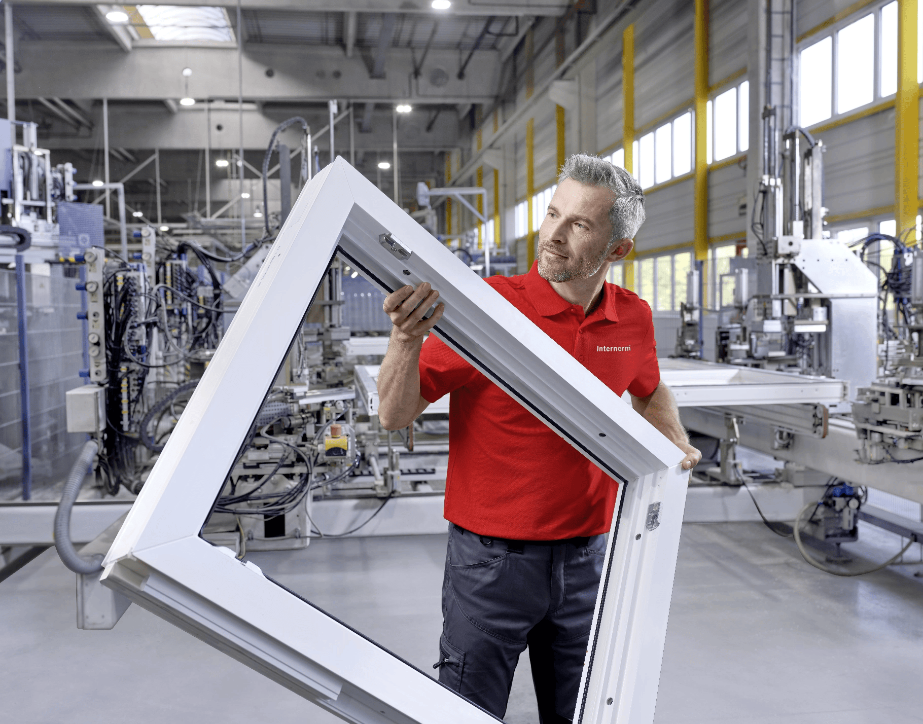 Immagine di un collaboratore che trasporta serramenti