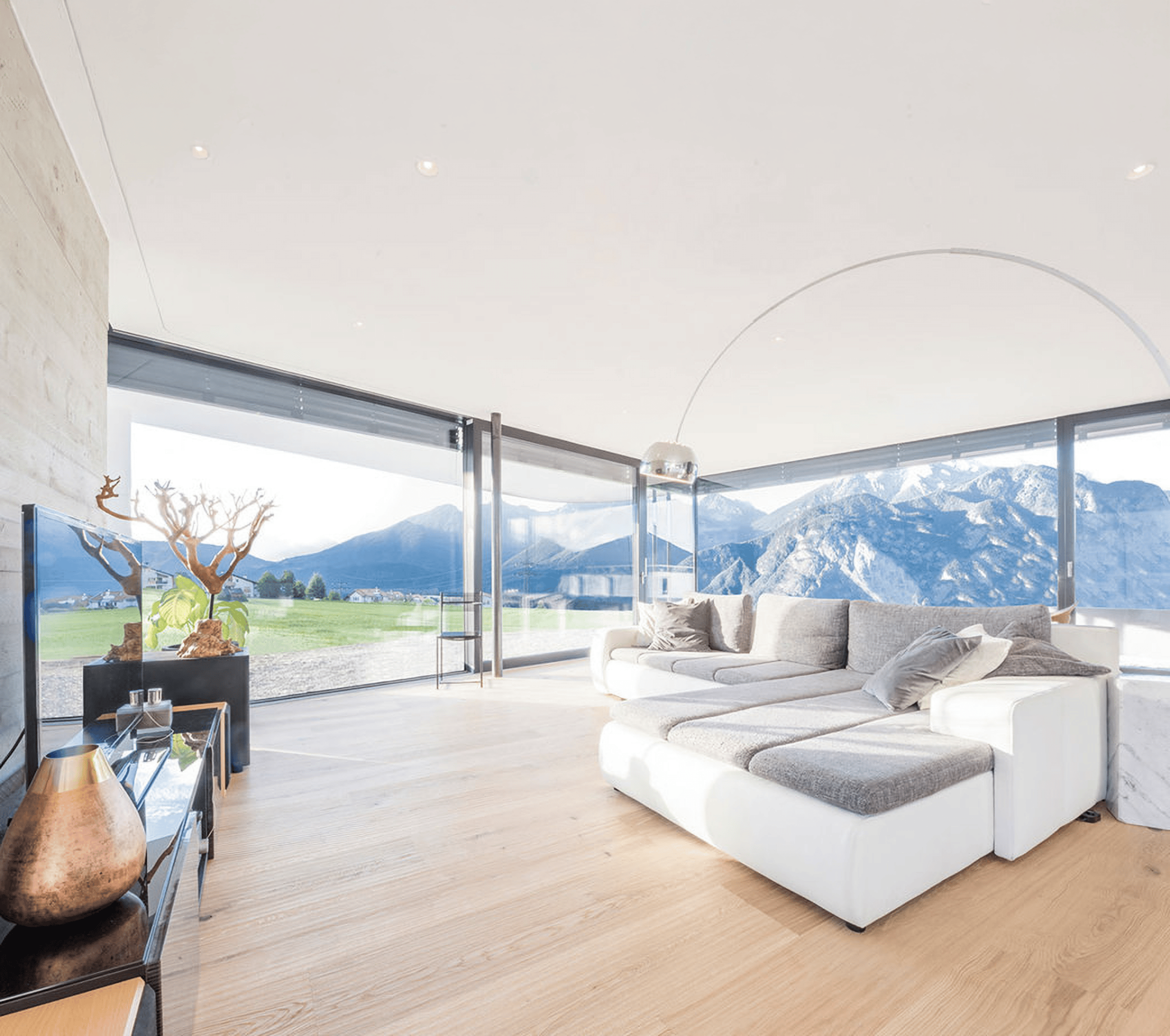 Foto di un paesaggio da dentro una casa con serramenti Internorm