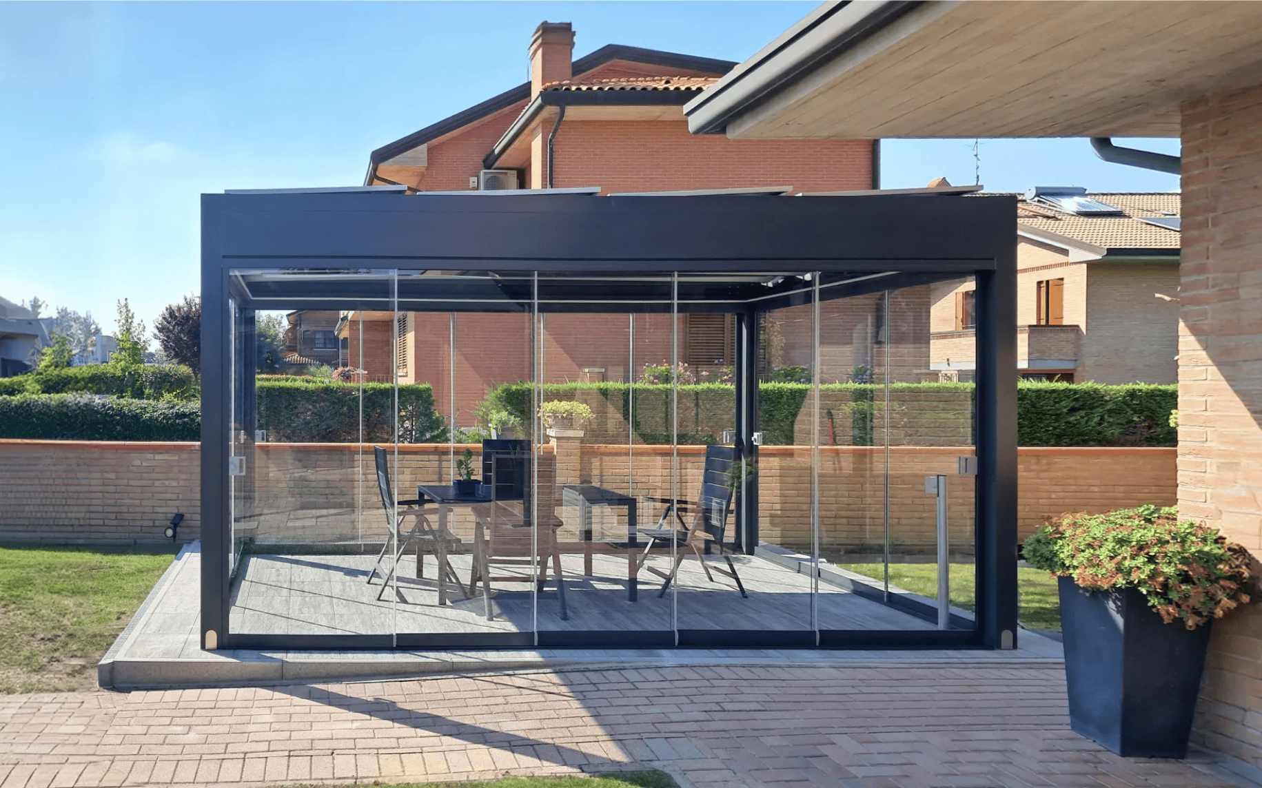 Immagine di una pergola fotovoltaica Naked