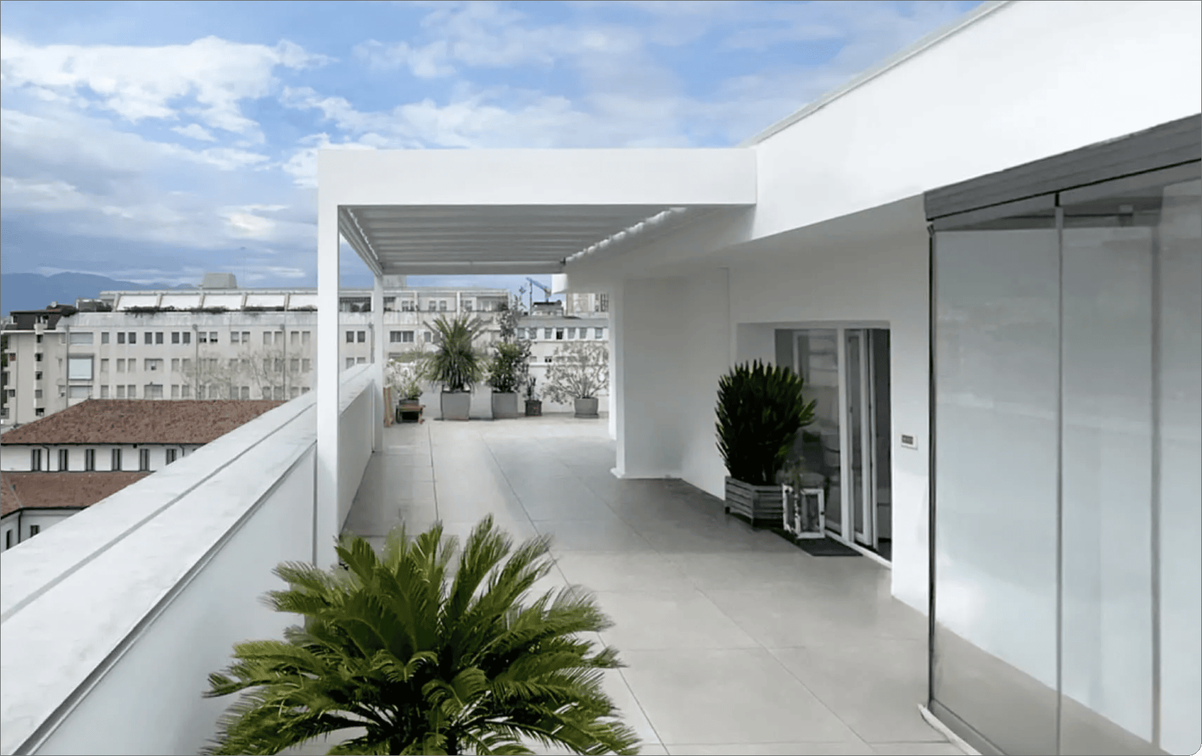 Immagine di una pergola fotovoltaica Naked