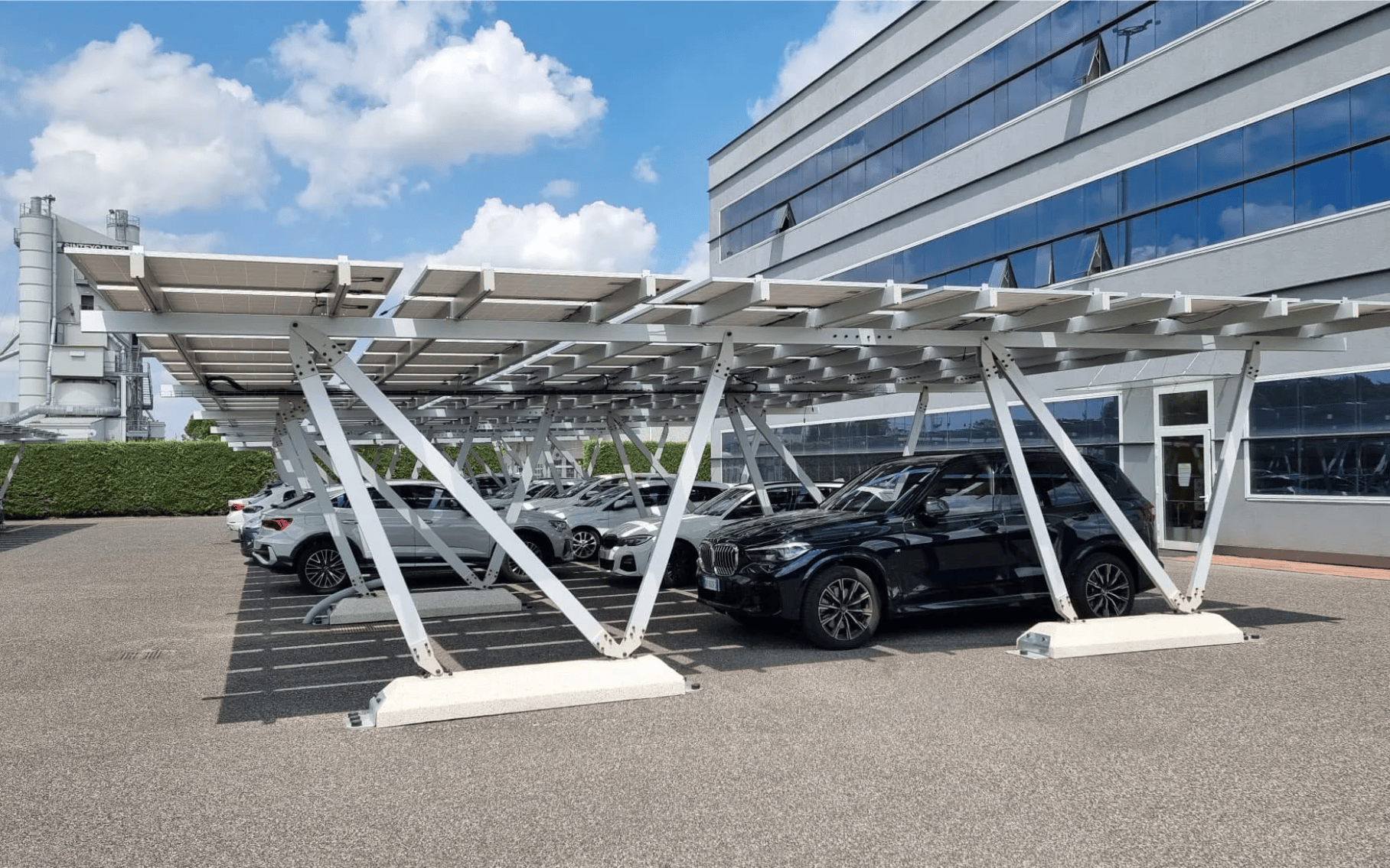 Immagine di una pergola fotovoltaica Carport