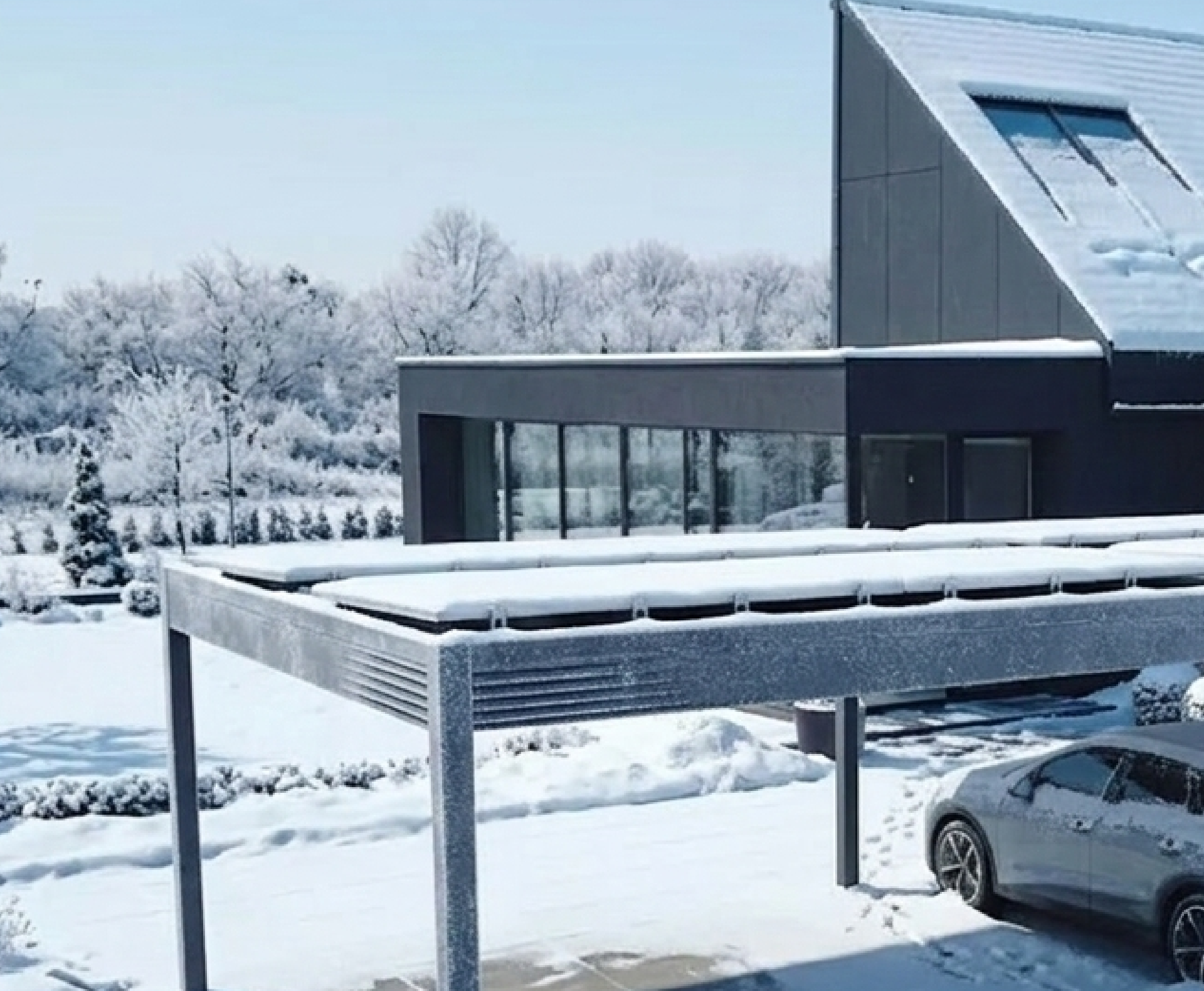 Foto di una pergola con la neve