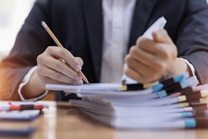 Immagine di un consulente che scrive