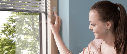 Immagine di una donna che guarda il sistema shading